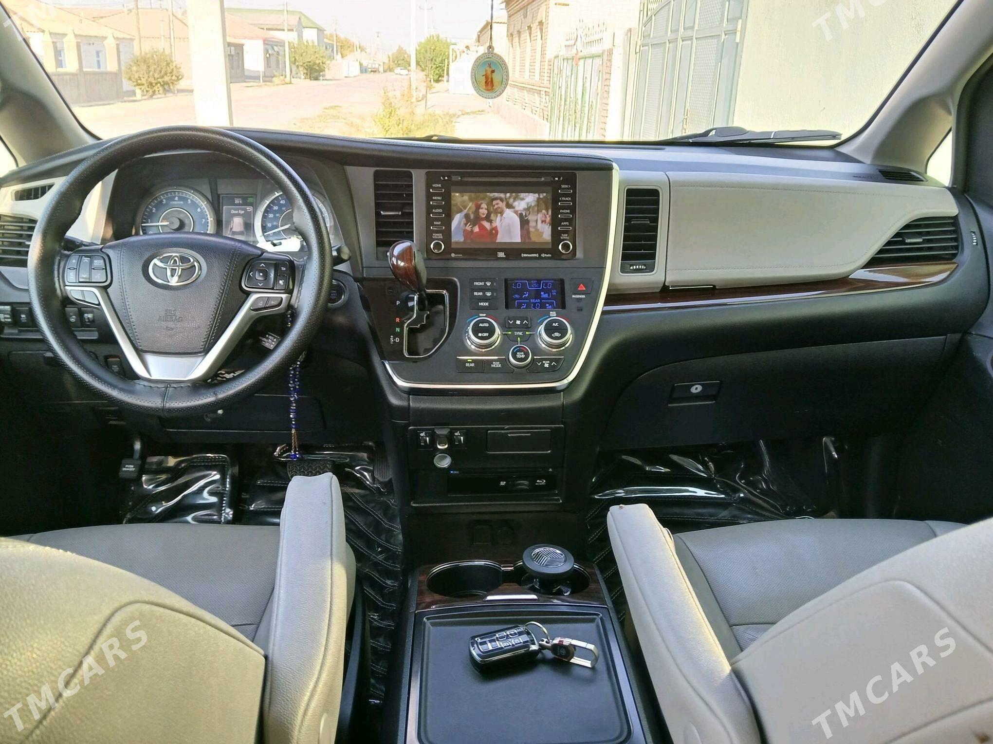 Toyota Sienna 2018 - 500 000 TMT - Анев - img 4