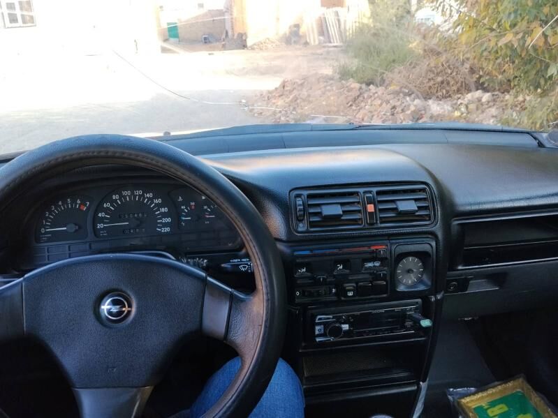 Opel Vectra 1991 - 27 000 TMT - Фарап - img 1