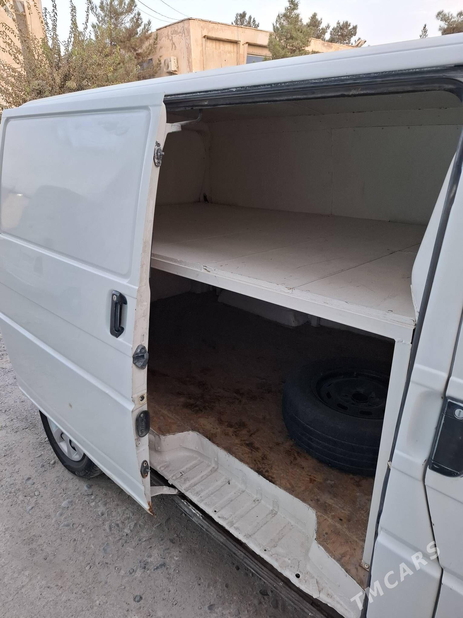 Volkswagen Transporter 2001 - 75 000 TMT - Мары - img 4