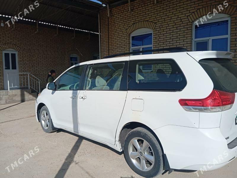 Toyota Sienna 2010 - 220 000 TMT - Мургап - img 2