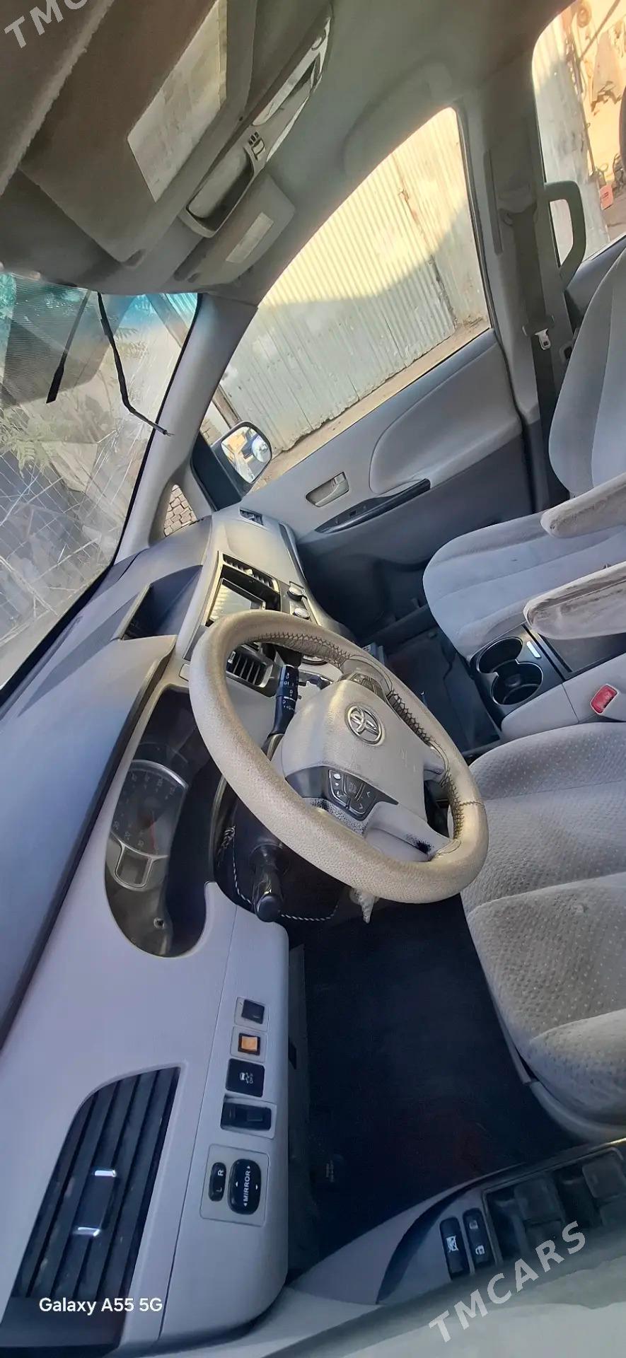 Toyota Sienna 2010 - 220 000 TMT - Мургап - img 6