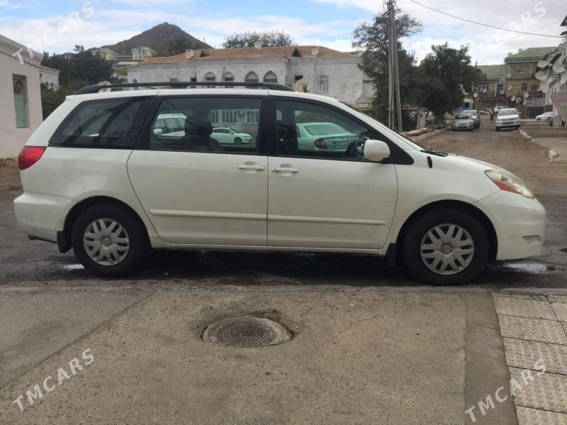 Toyota Sienna 2009 - 220 000 TMT - Туркменбаши - img 2