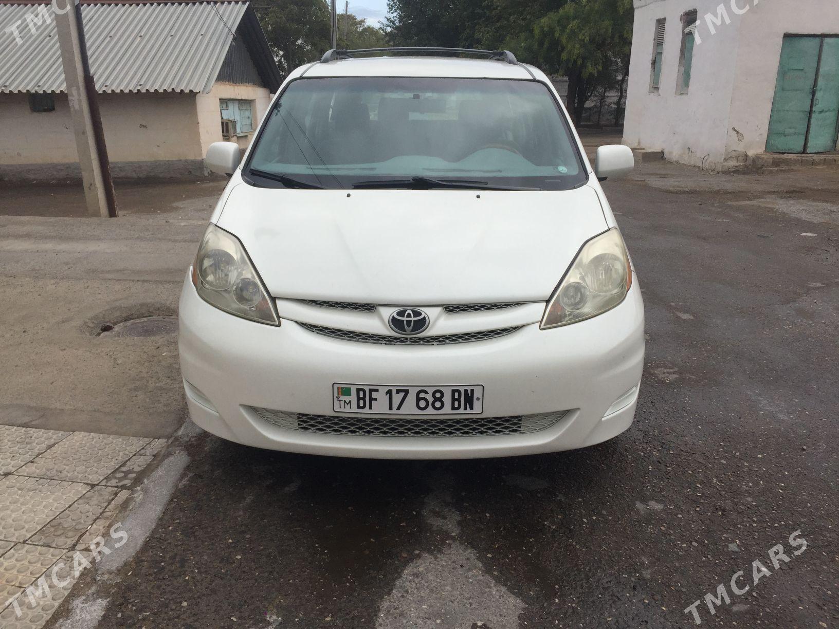 Toyota Sienna 2009 - 220 000 TMT - Туркменбаши - img 1