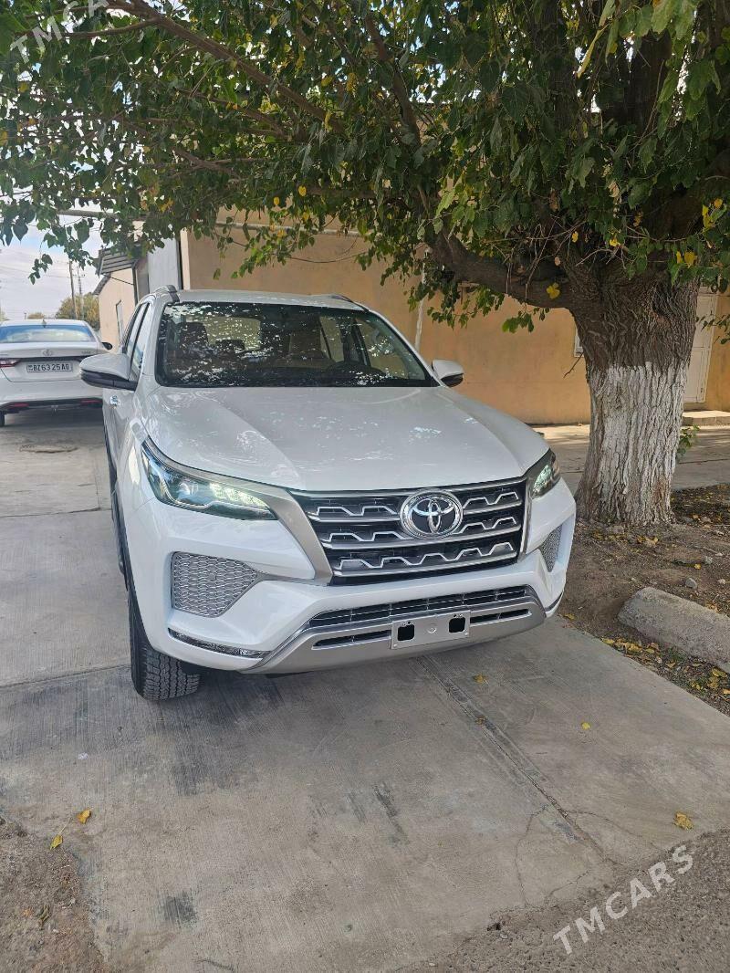 Toyota Fortuner 2024 - 590 000 TMT - ул. Подвойского (Битарап Туркменистан шаёлы) - img 3