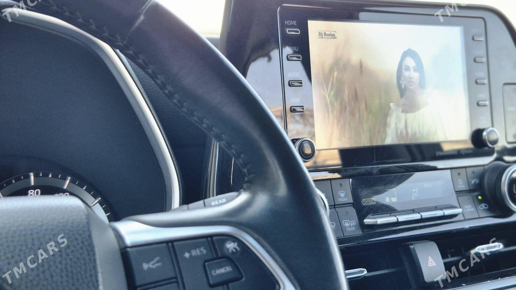 Toyota Highlander 2022 - 540 000 TMT - Бузмеин - img 7