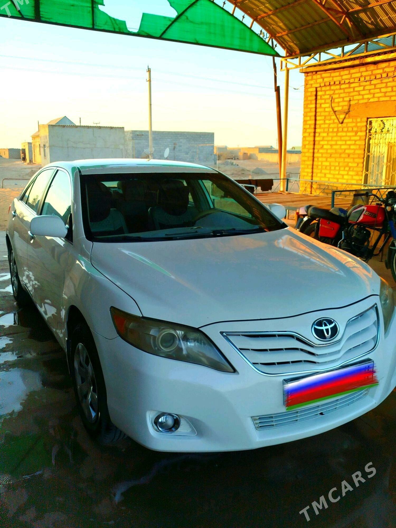 Toyota Camry 2011 - 198 000 TMT - Ак-Бугдайский этрап - img 3