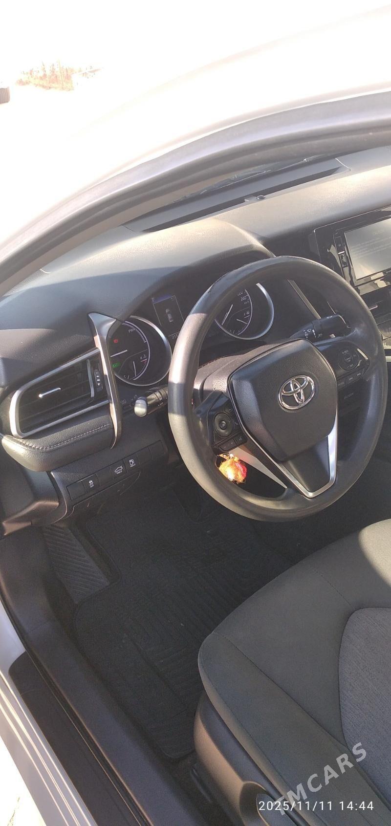 Toyota Camry Hybrid 2021 - 238 000 TMT - Ýolöten - img 5