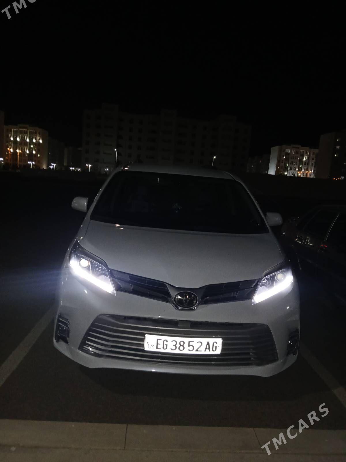 Toyota Sienna 2020 - 365 000 TMT - Мир 2 - img 4