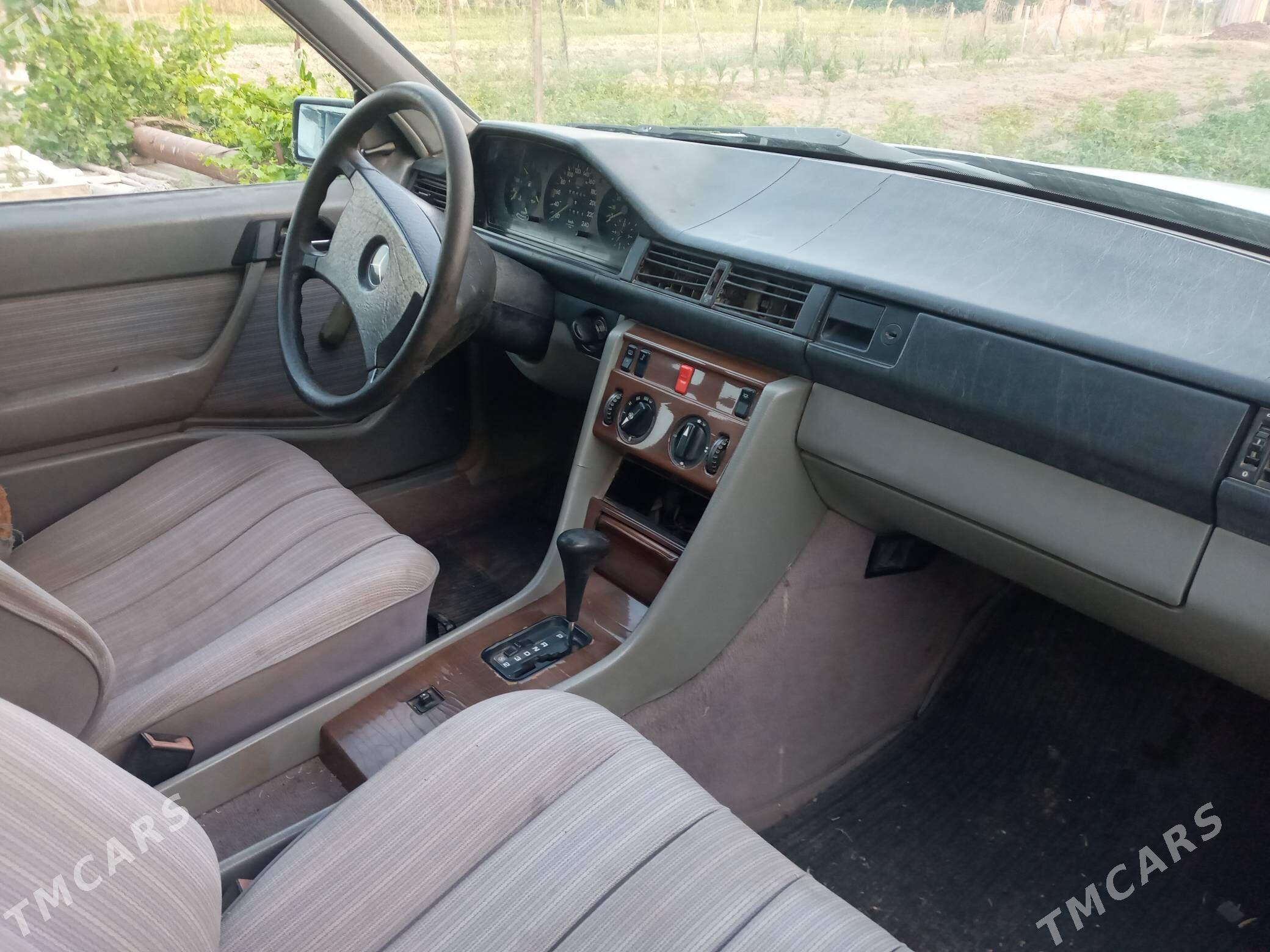 Mercedes-Benz W123 1985 - 50 000 TMT - Чарджоу - img 3