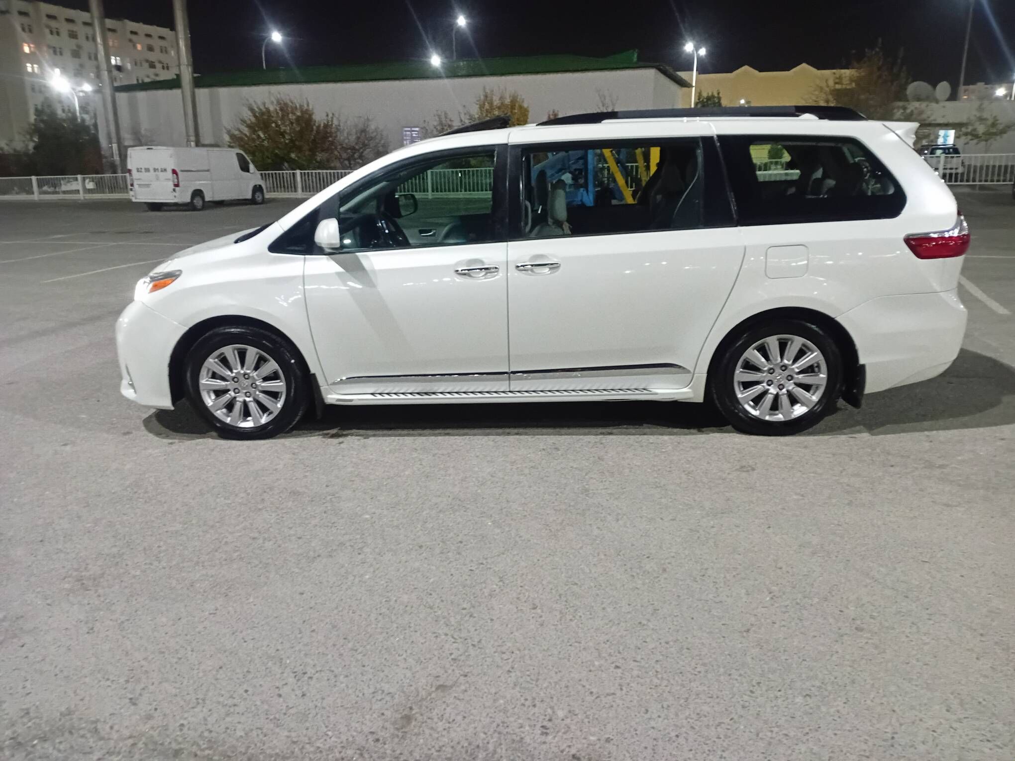 Toyota Sienna 2018 - 390 000 TMT - Мир 7 - img 2