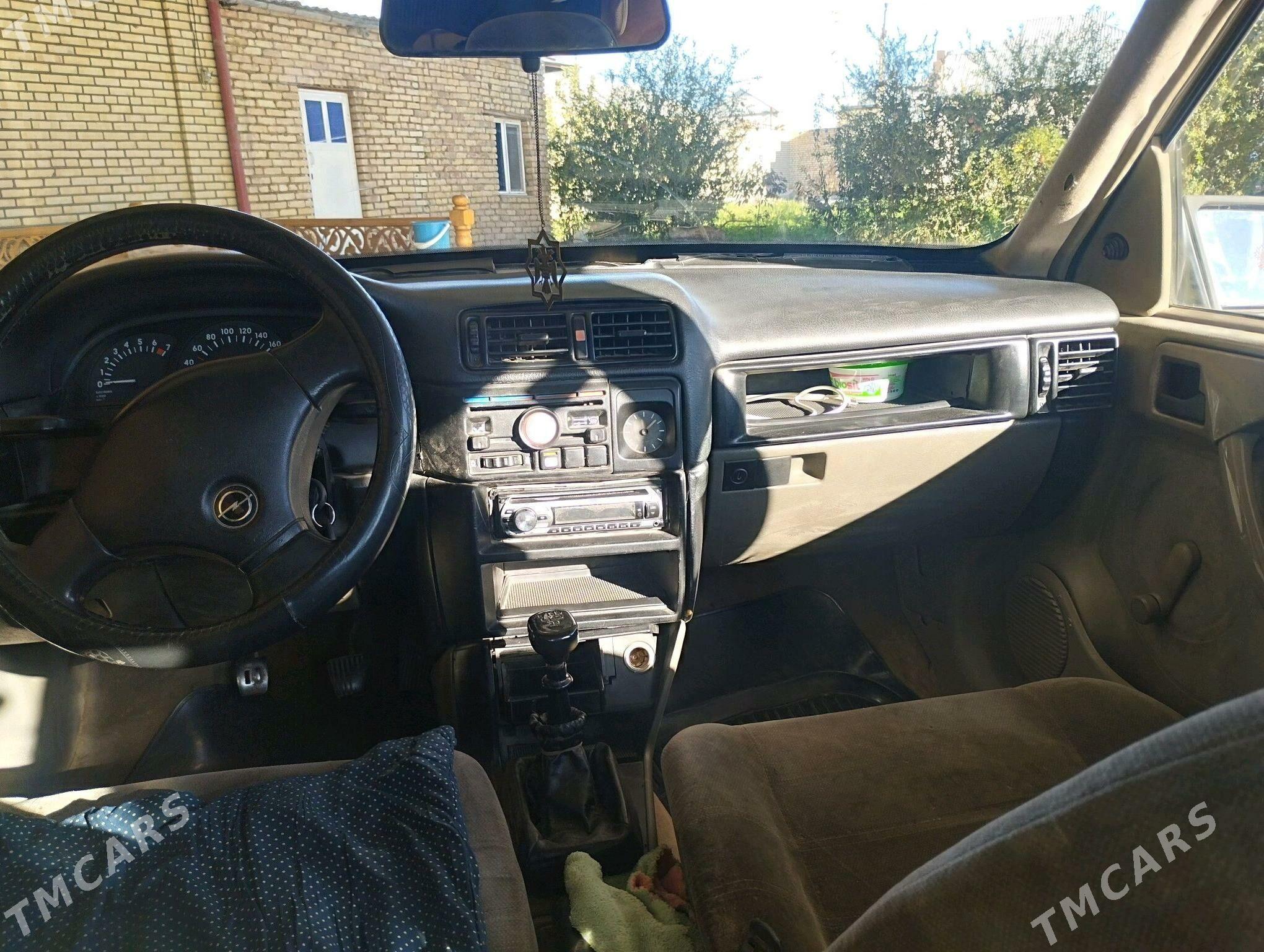 Opel Vectra 1990 - 27 000 TMT - Мары - img 6