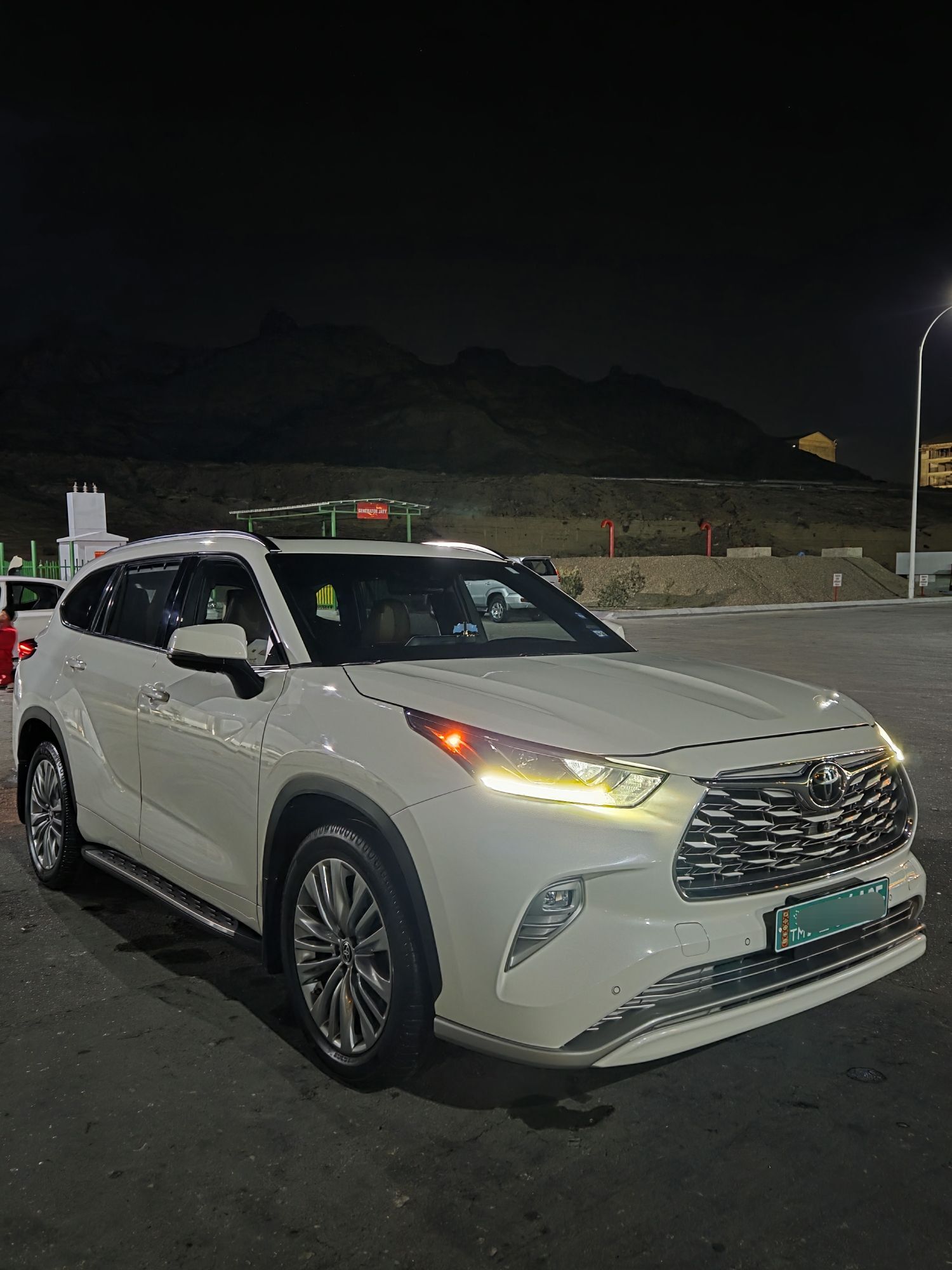 Toyota Highlander 2022 - 750 000 TMT - Büzmeýin - img 2