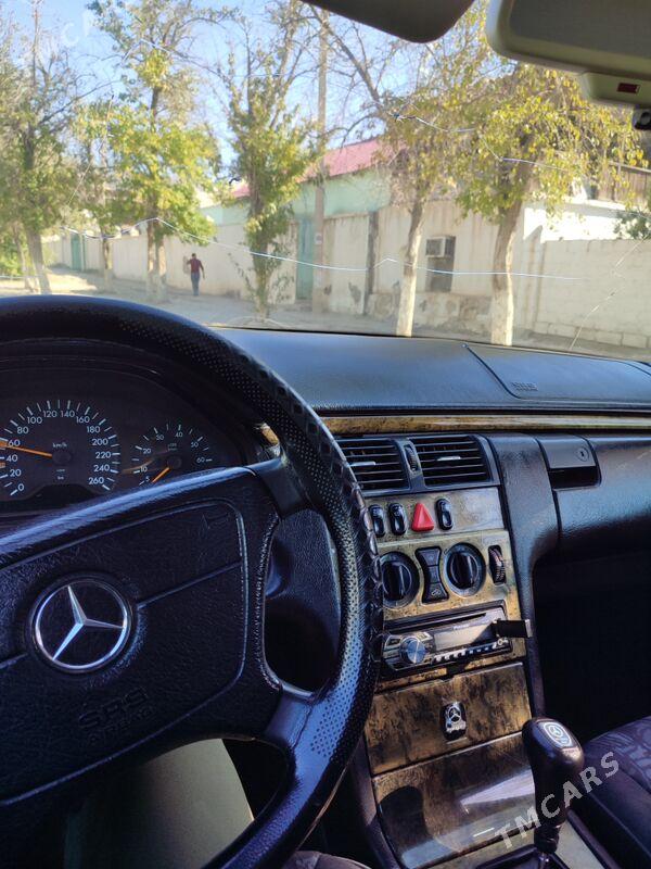 Mercedes-Benz E320 1999 - 50 000 TMT - Balkanabat - img 4