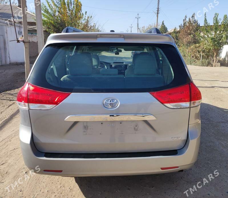 Toyota Sienna 2010 - 280 000 TMT - Дашогуз - img 2