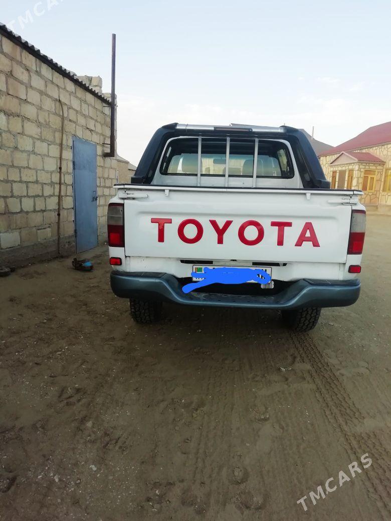 Toyota Hilux 2004 - 165 000 TMT - Гумдаг - img 3