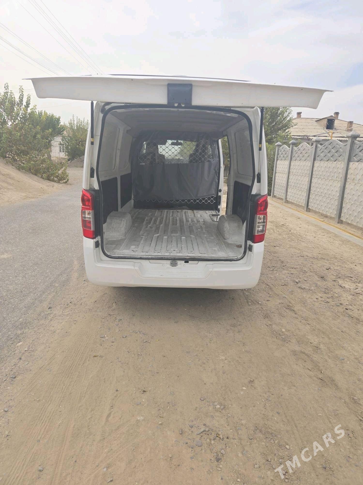 Nissan Urvan 2019 - 300 000 TMT - Сакарчага - img 4