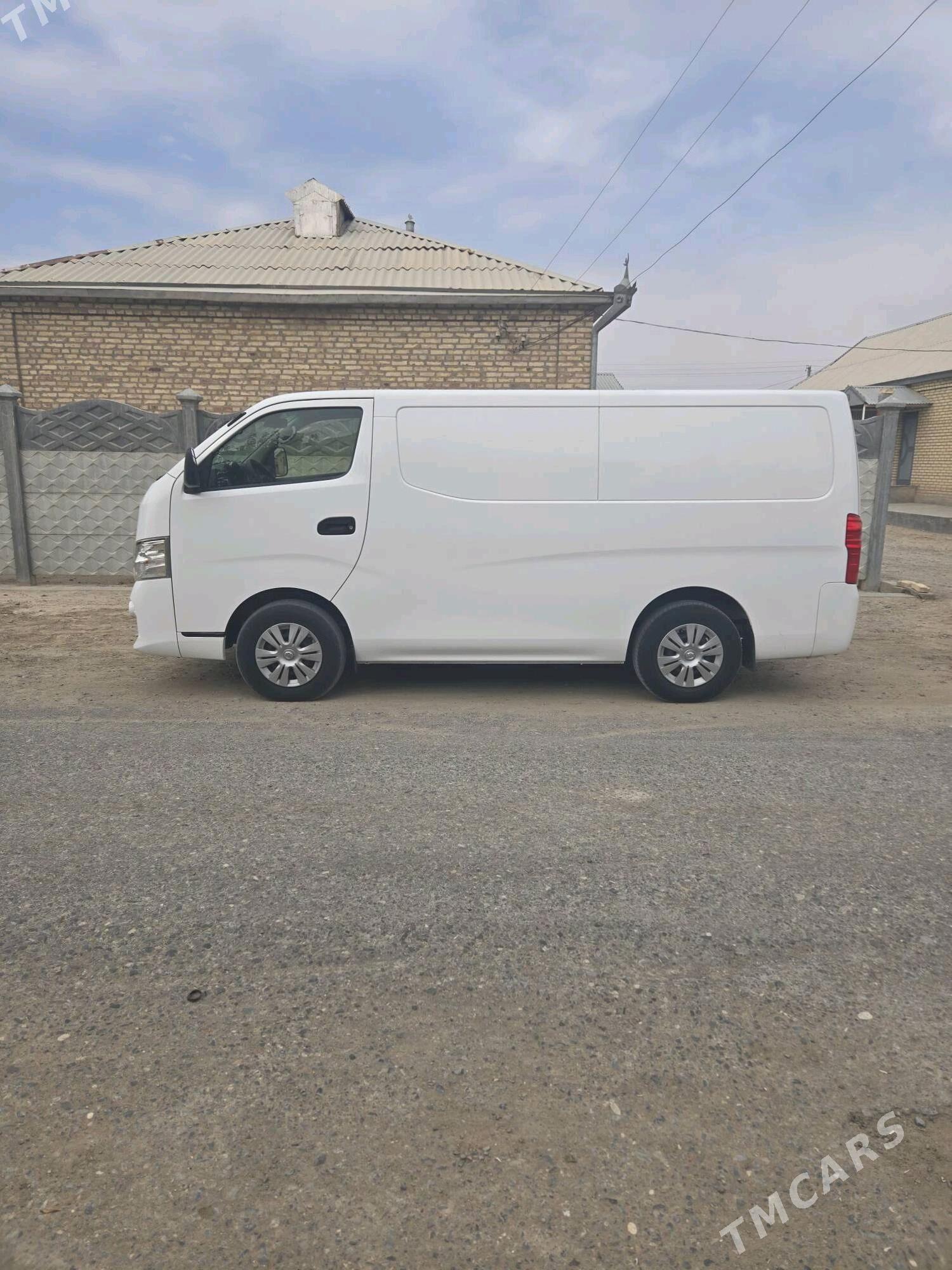 Nissan Urvan 2019 - 300 000 TMT - Сакарчага - img 3