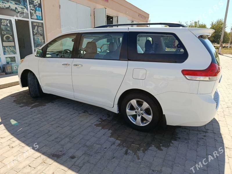 Toyota Sienna 2010 - 320 000 TMT - Мары - img 4