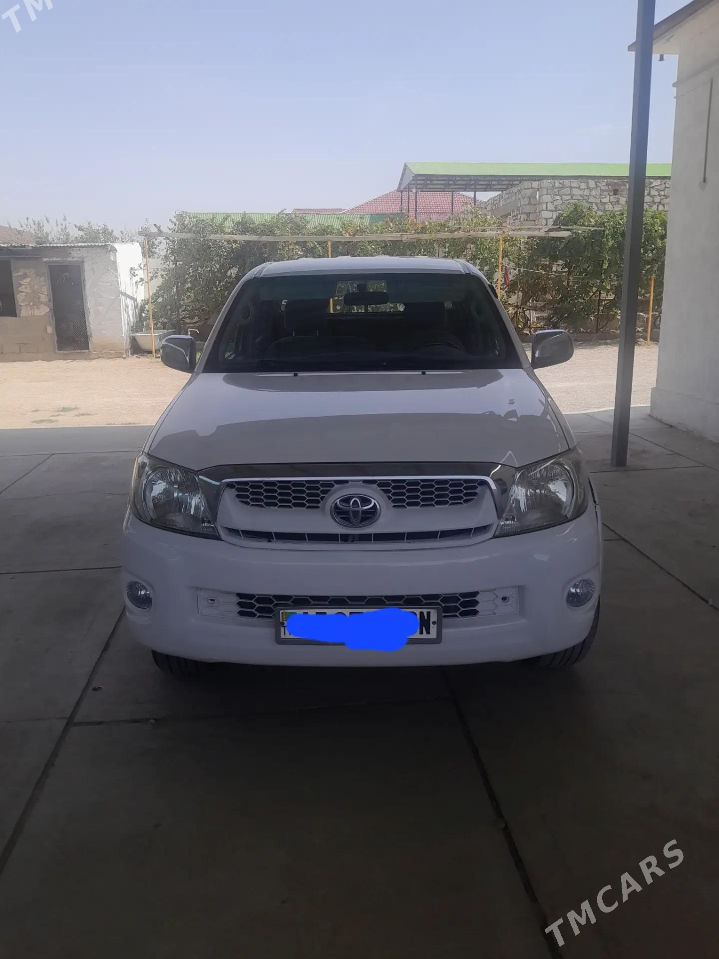 Toyota Hilux 2011 - 270 000 TMT - Балканабат - img 4