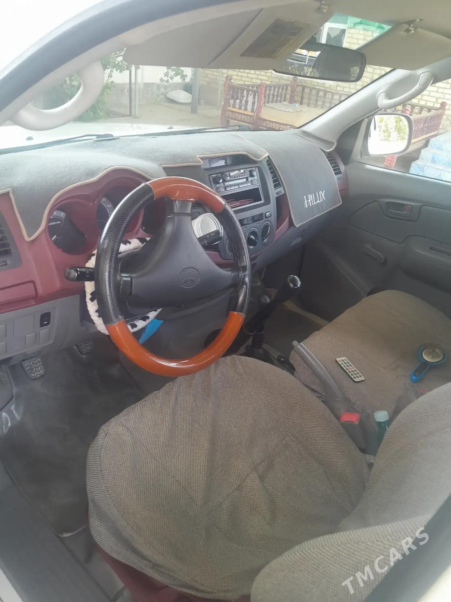 Toyota Hilux 2011 - 270 000 TMT - Балканабат - img 3