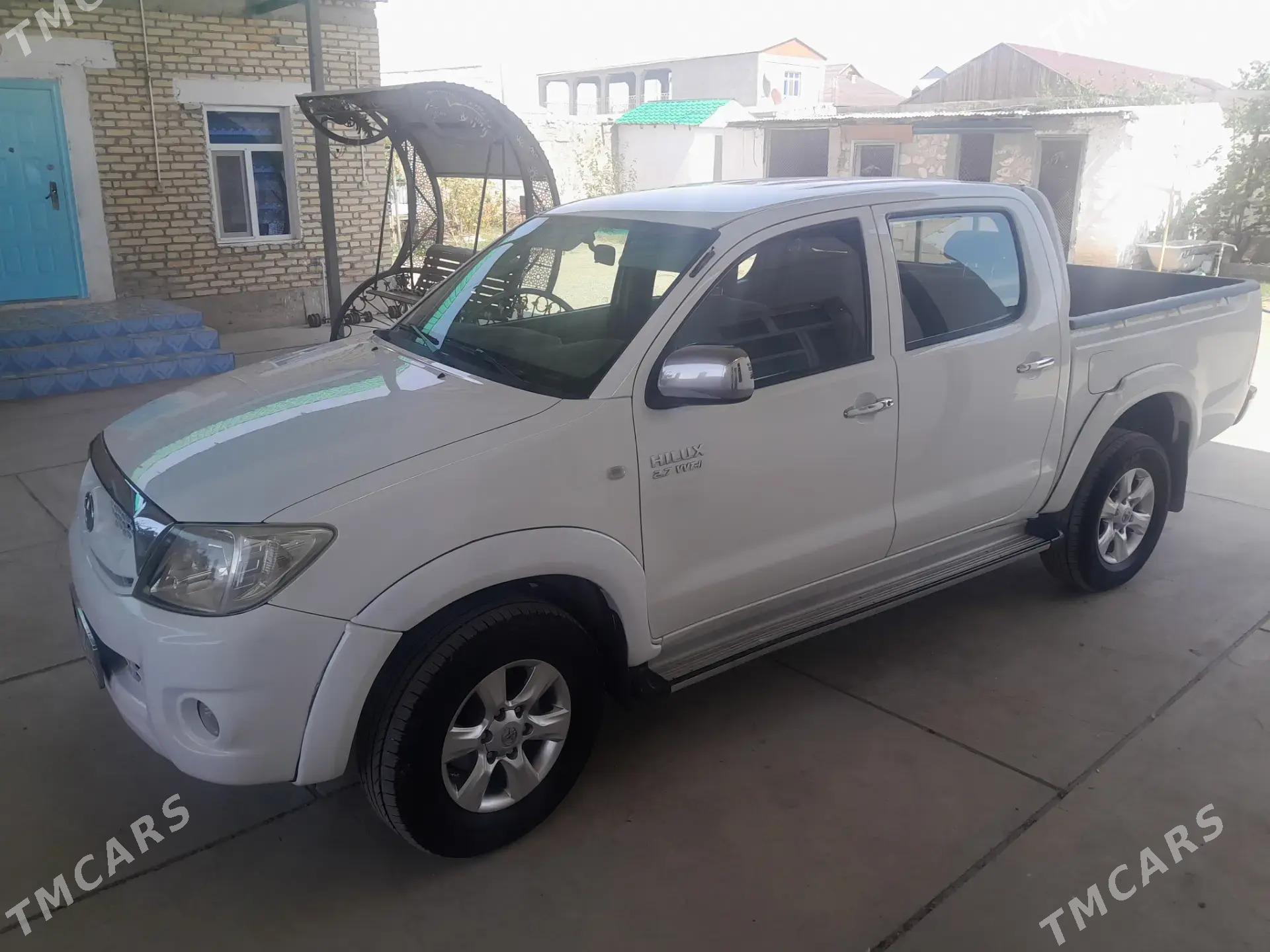 Toyota Hilux 2011 - 270 000 TMT - Балканабат - img 2