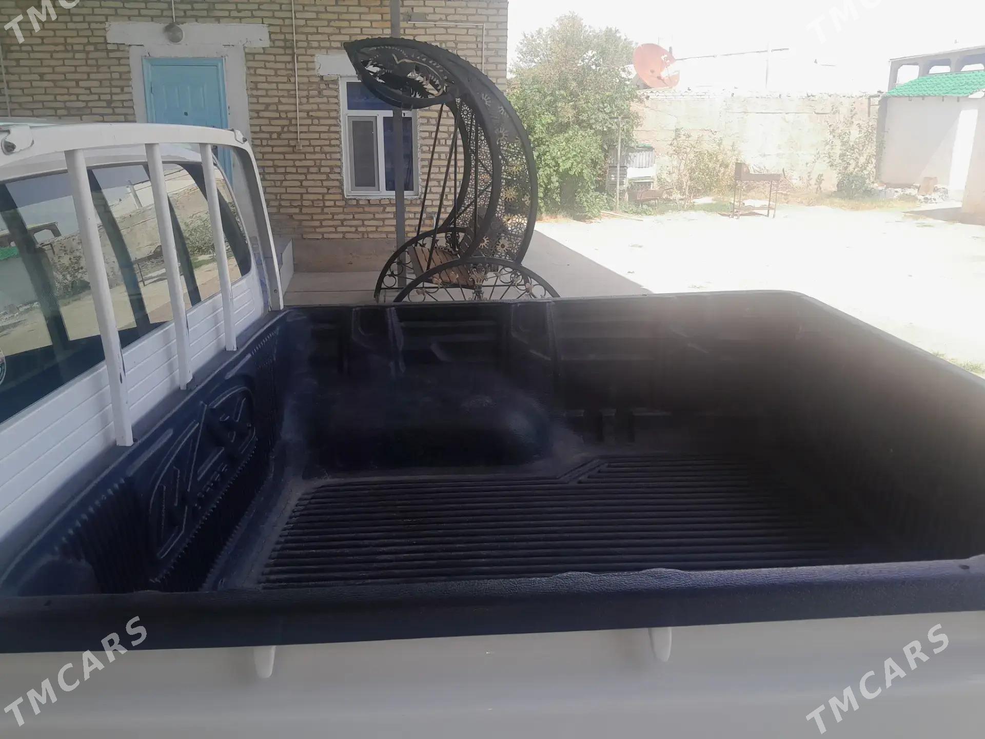 Toyota Hilux 2011 - 270 000 TMT - Балканабат - img 1