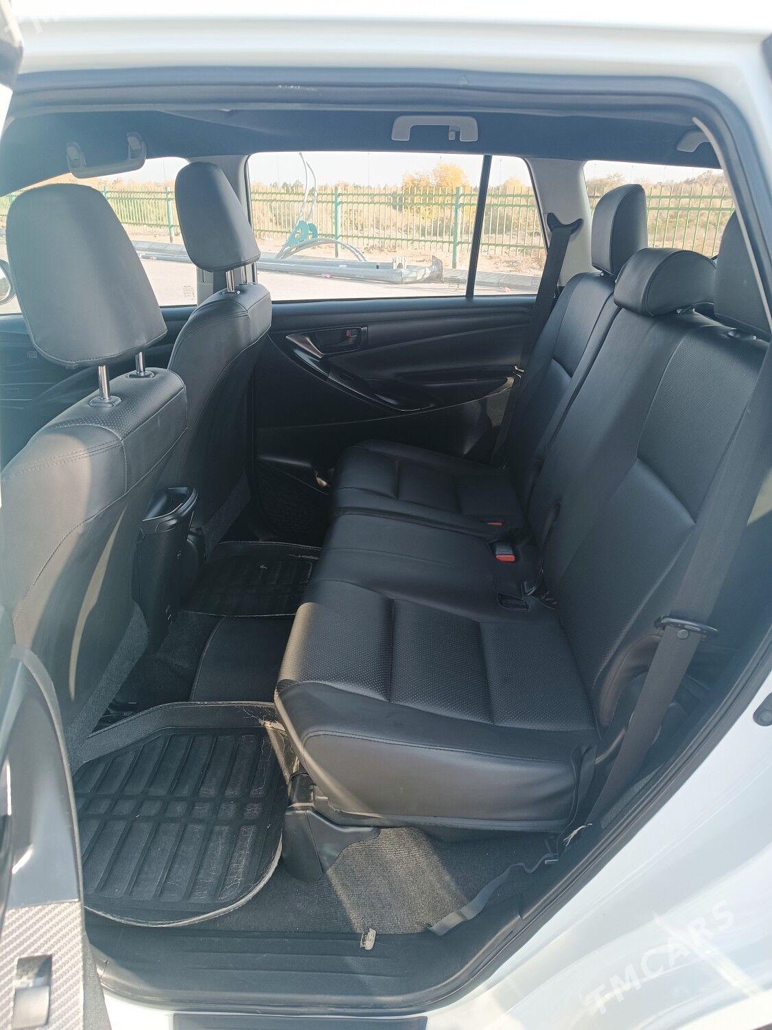 Toyota Innova 2019 - 300 000 TMT - Ашхабад - img 8