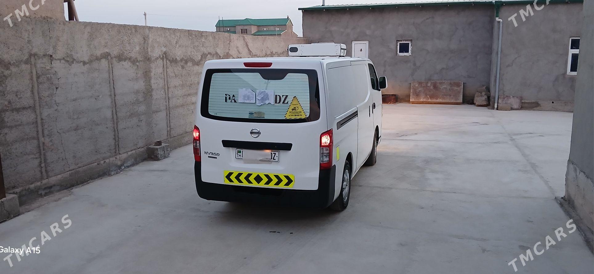 Nissan Urvan 2018 - 280 000 TMT - Кёнеургенч - img 7