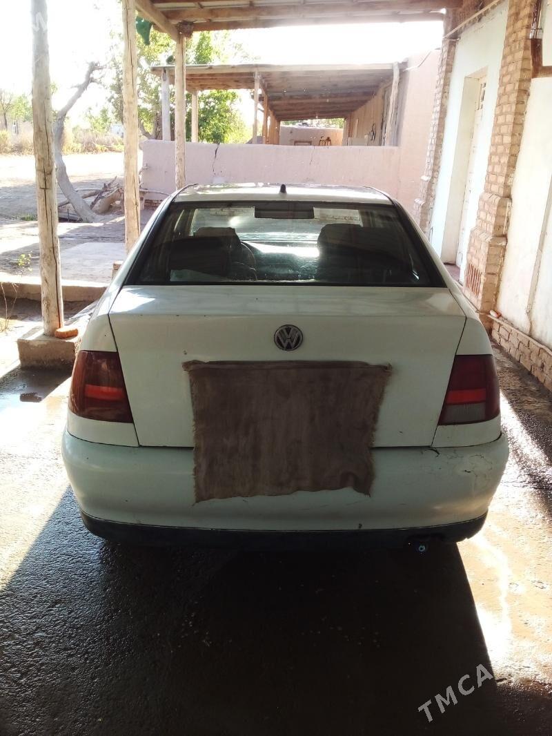 Volkswagen Polo 1998 - 25 000 TMT - Гурбансолтан Едже - img 4