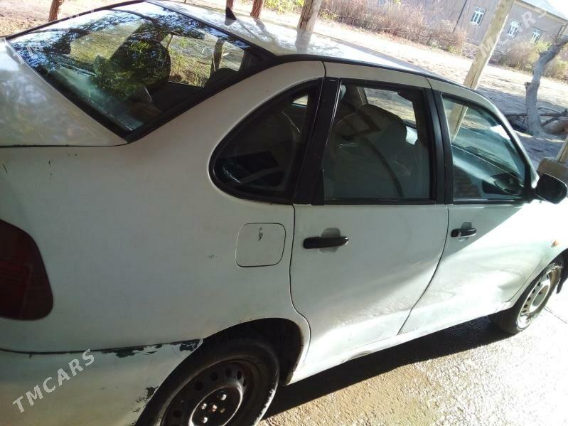 Volkswagen Polo 1998 - 25 000 TMT - Гурбансолтан Едже - img 5