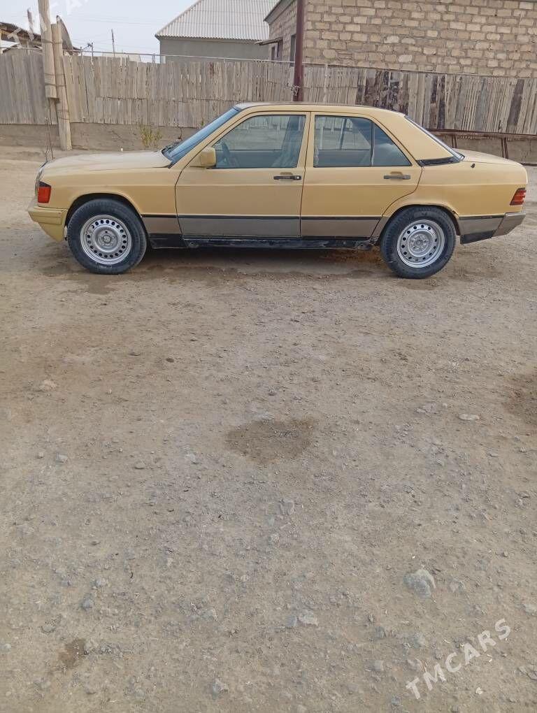 Mercedes-Benz 190E 1983 - 15 000 TMT - Гумдаг - img 5