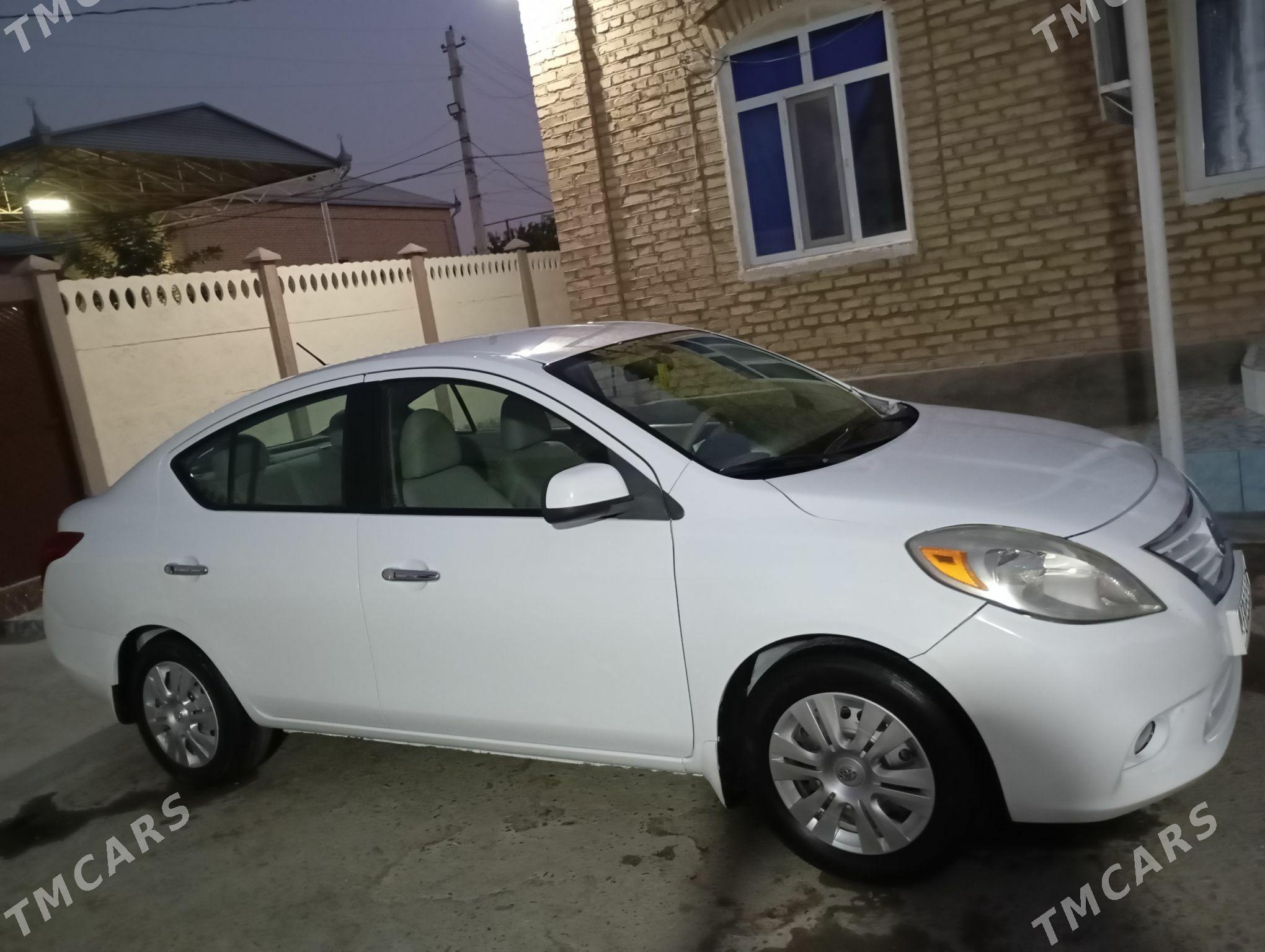 Nissan Versa 2011 - 110 000 TMT - Мары - img 1