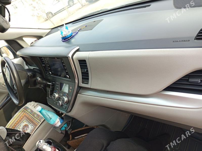 Toyota Sienna 2017 - 370 000 TMT - Köneürgenç - img 4