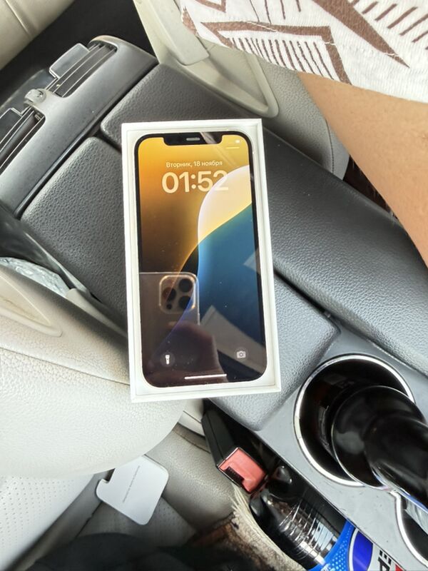 iPhone 12 - Sarahs - img 2