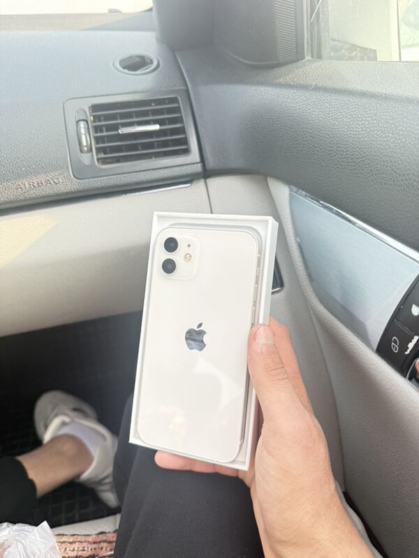 iPhone 12 - Sarahs - img 4