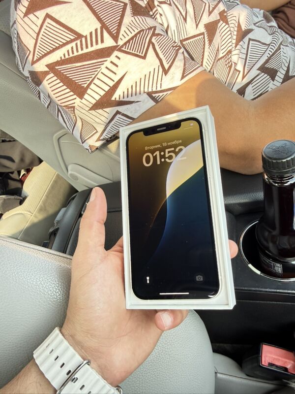 iPhone 12 - Sarahs - img 6