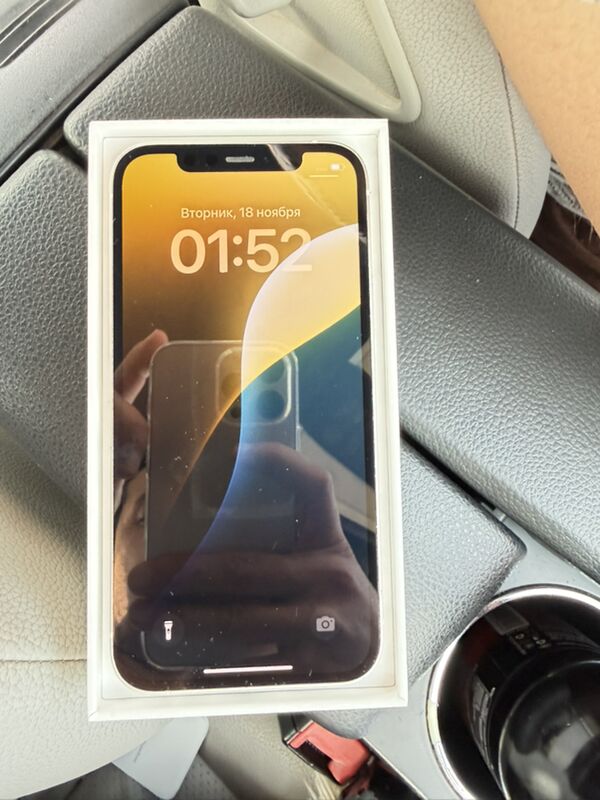 iPhone 12 - Sarahs - img 1