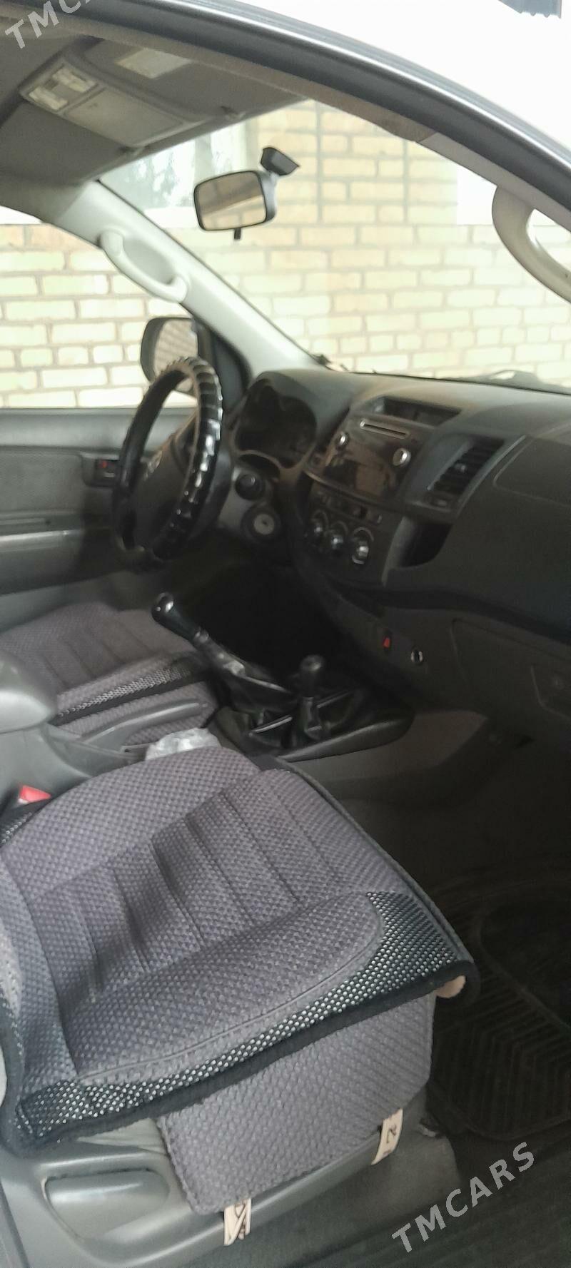 Toyota Hilux 2015 - 300 000 TMT - Мары - img 4