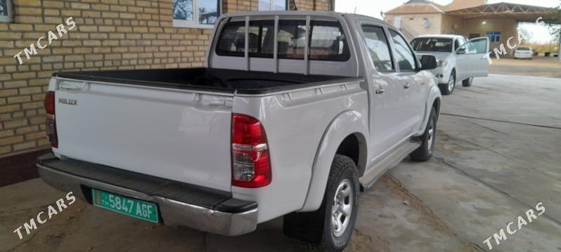 Toyota Hilux 2015 - 300 000 TMT - Мары - img 3