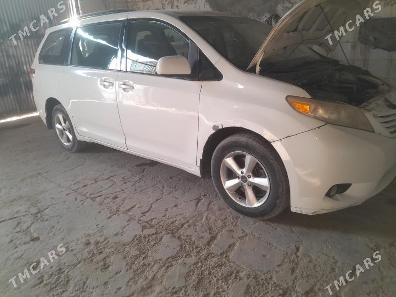 Toyota Sienna 2010 - 230 000 TMT - Мургап - img 2