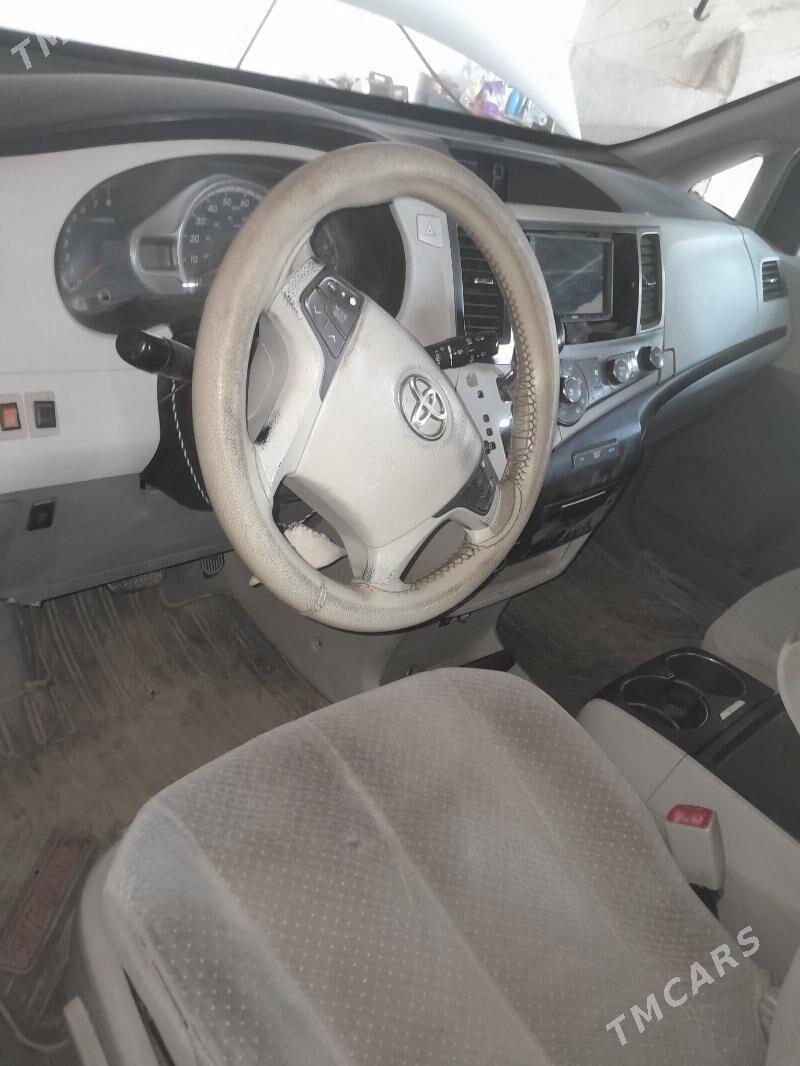 Toyota Sienna 2010 - 230 000 TMT - Мургап - img 5