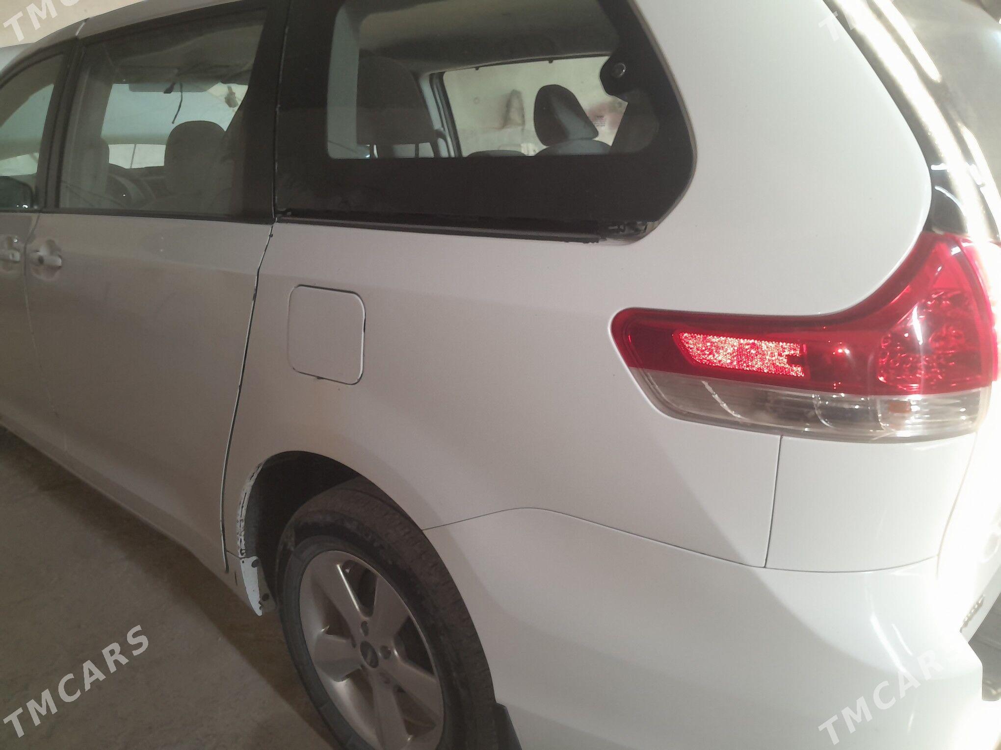 Toyota Sienna 2010 - 230 000 TMT - Мургап - img 4