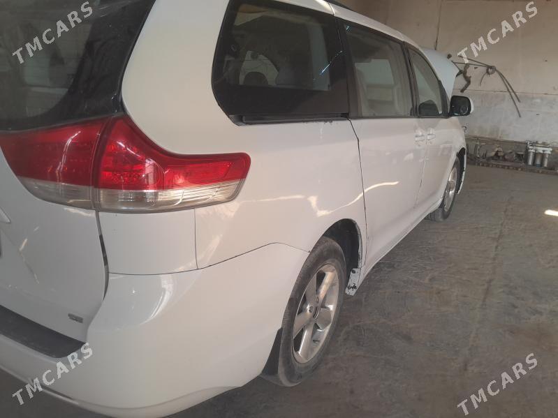 Toyota Sienna 2010 - 230 000 TMT - Мургап - img 3