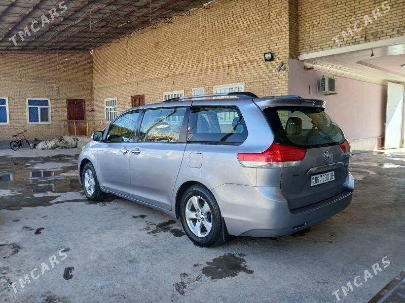 Toyota Sienna 2010 - 300 000 TMT - Чарджоу - img 4