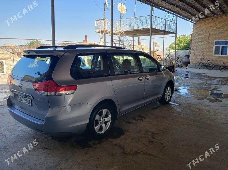Toyota Sienna 2010 - 300 000 TMT - Чарджоу - img 3