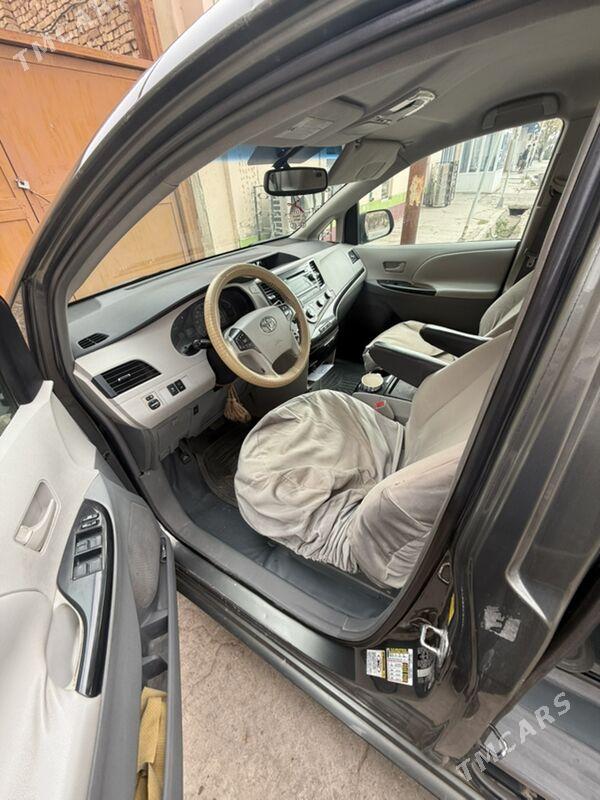 Toyota Sienna 2010 - 300 000 TMT - Дянев - img 4