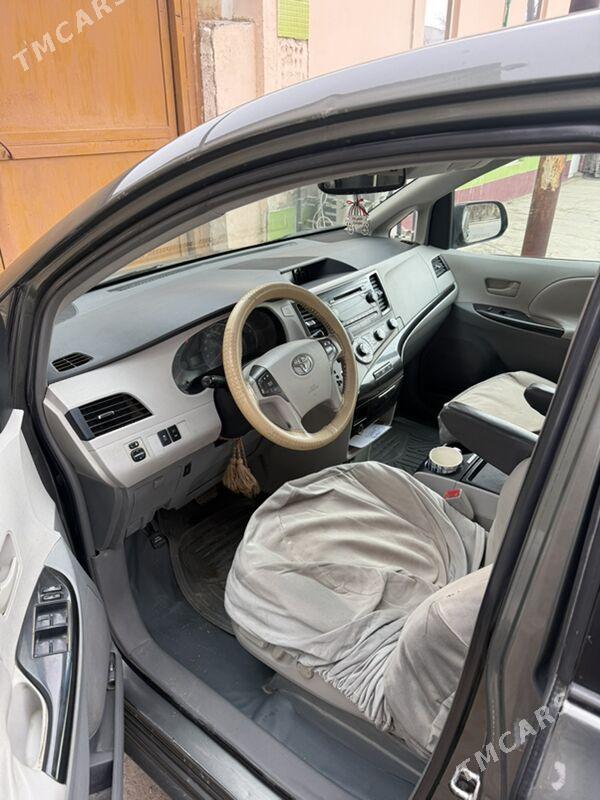 Toyota Sienna 2010 - 300 000 TMT - Дянев - img 6
