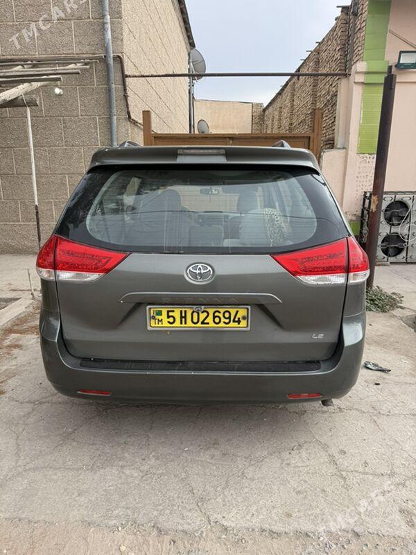 Toyota Sienna 2010 - 300 000 TMT - Дянев - img 2
