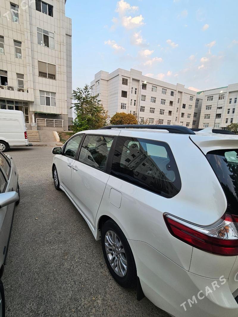 Toyota Sienna 2018 - 455 000 TMT - Гуртли - img 4