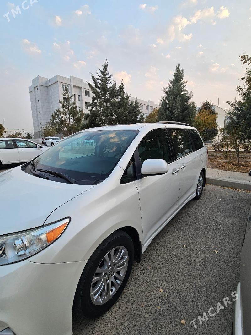 Toyota Sienna 2018 - 455 000 TMT - Гуртли - img 3